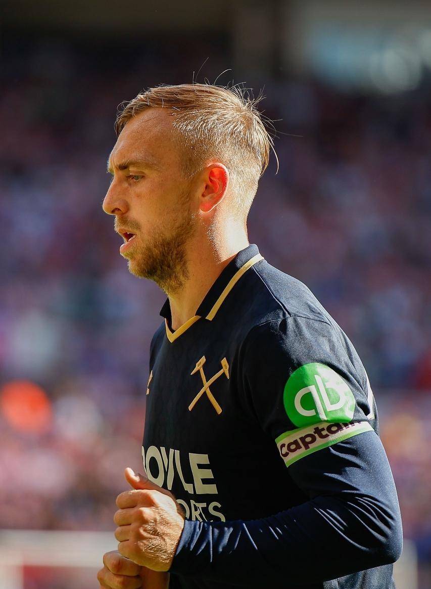 九游体育官网-转折点!上海海港防线松动,英超集结日攻防权衡,球迷炸锅,训练强度明显提升的简单介绍