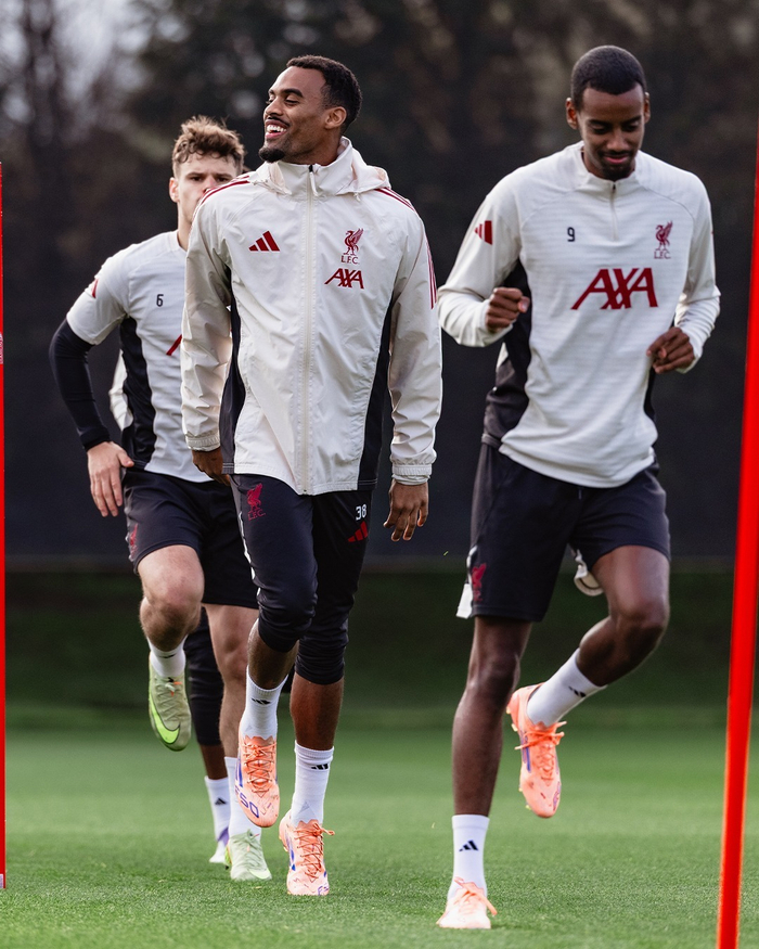 JIUYOU体育-利物浦训练开放日；关键时刻防线松动引欢呼；足总杯在即；团队化学反应显著的简单介绍