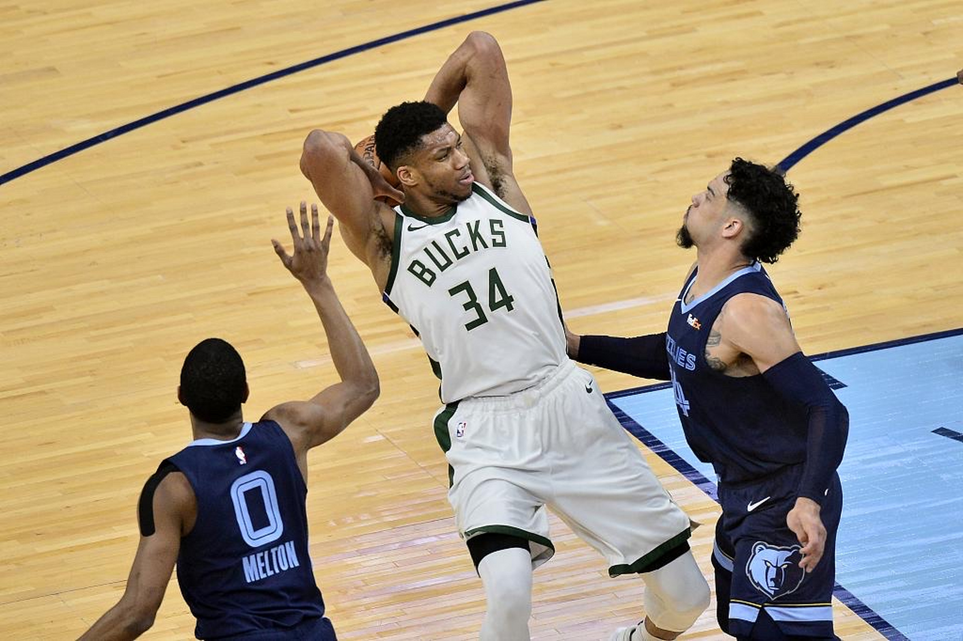 九游体育官方网站-亚冠赛程吃紧，密尔沃基雄鹿关键时刻完成体检，态度坚定，年轻球员得到机会的简单介绍